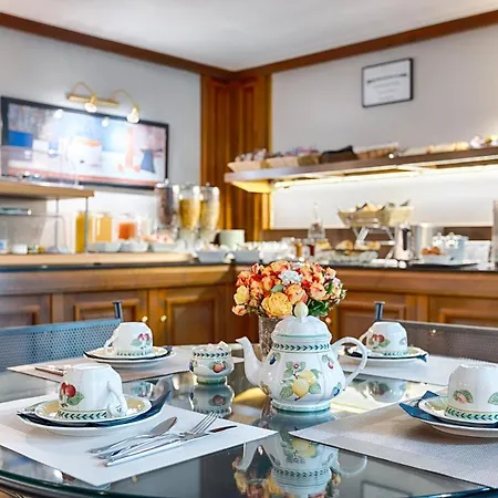 Отель Apollinaire Париж