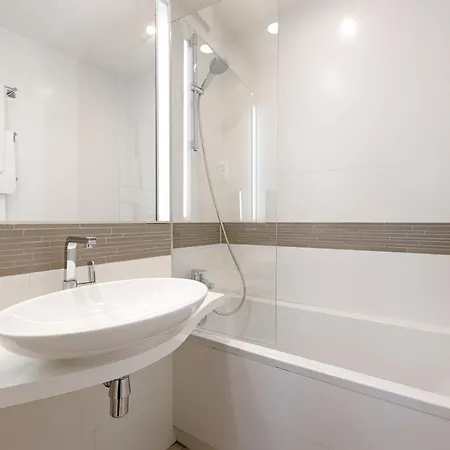 Hotel Apollinaire Paris