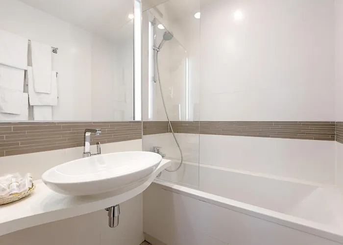 Hotel Apollinaire Paris