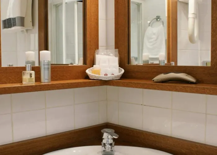 Hotel Apollinaire Paris